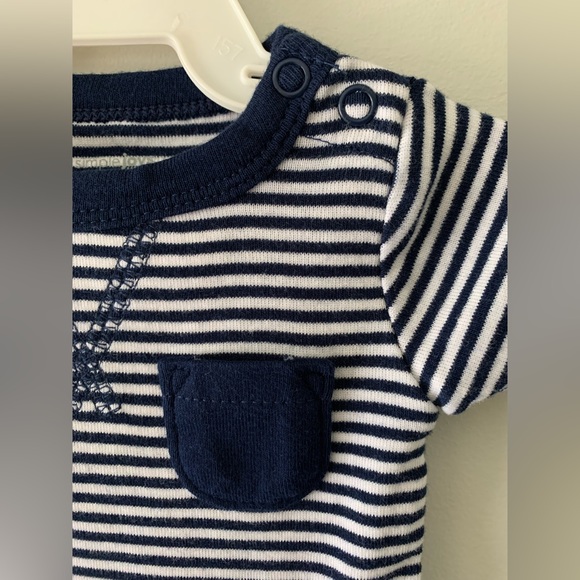 Carter’s 0-3month Short sleeve body suit. - Picture 2 of 3